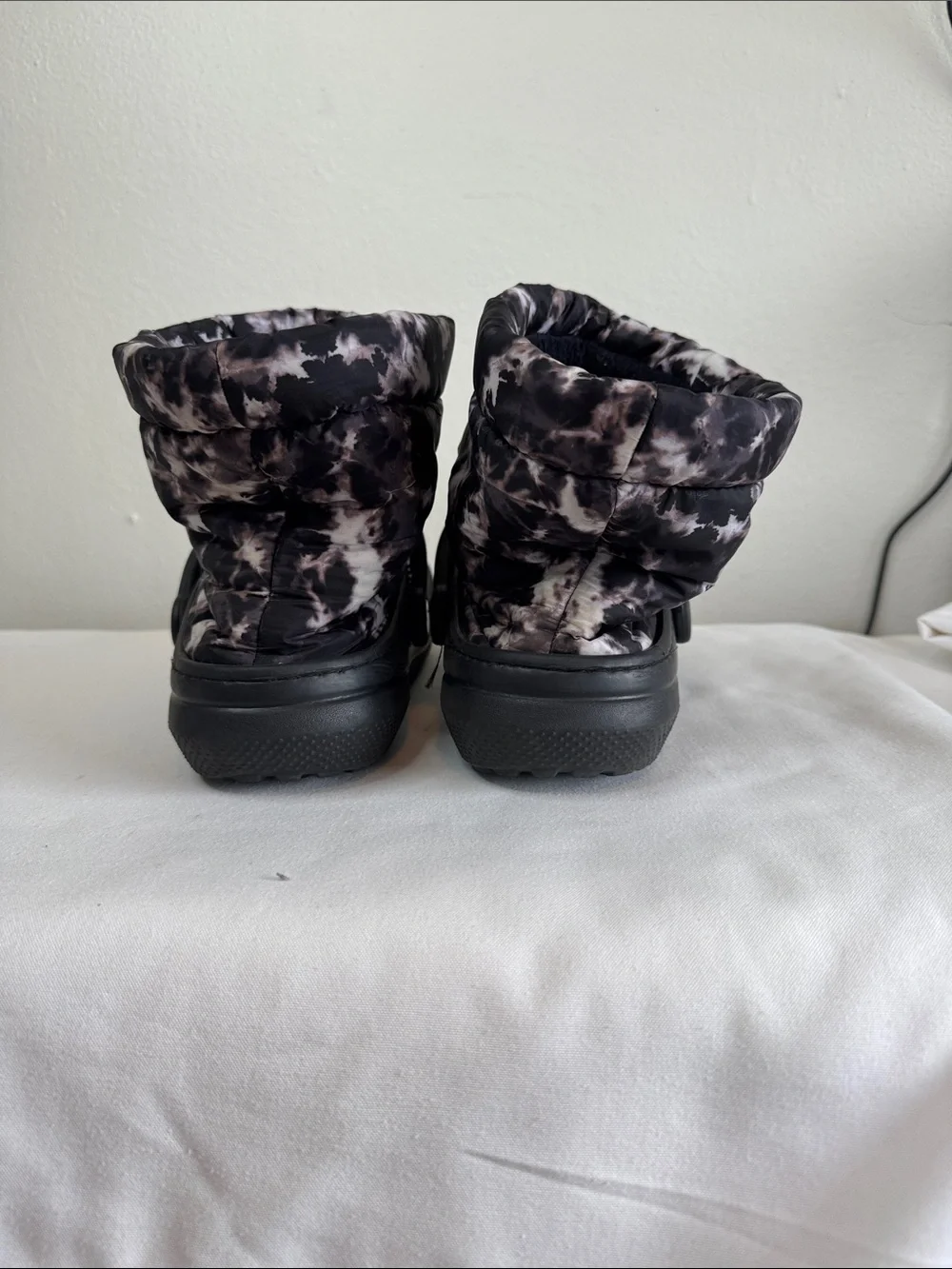 CROCS Unisex Classic Lined Neo Puff Tie-Dye Boots Sz 7 Women, 5 Men